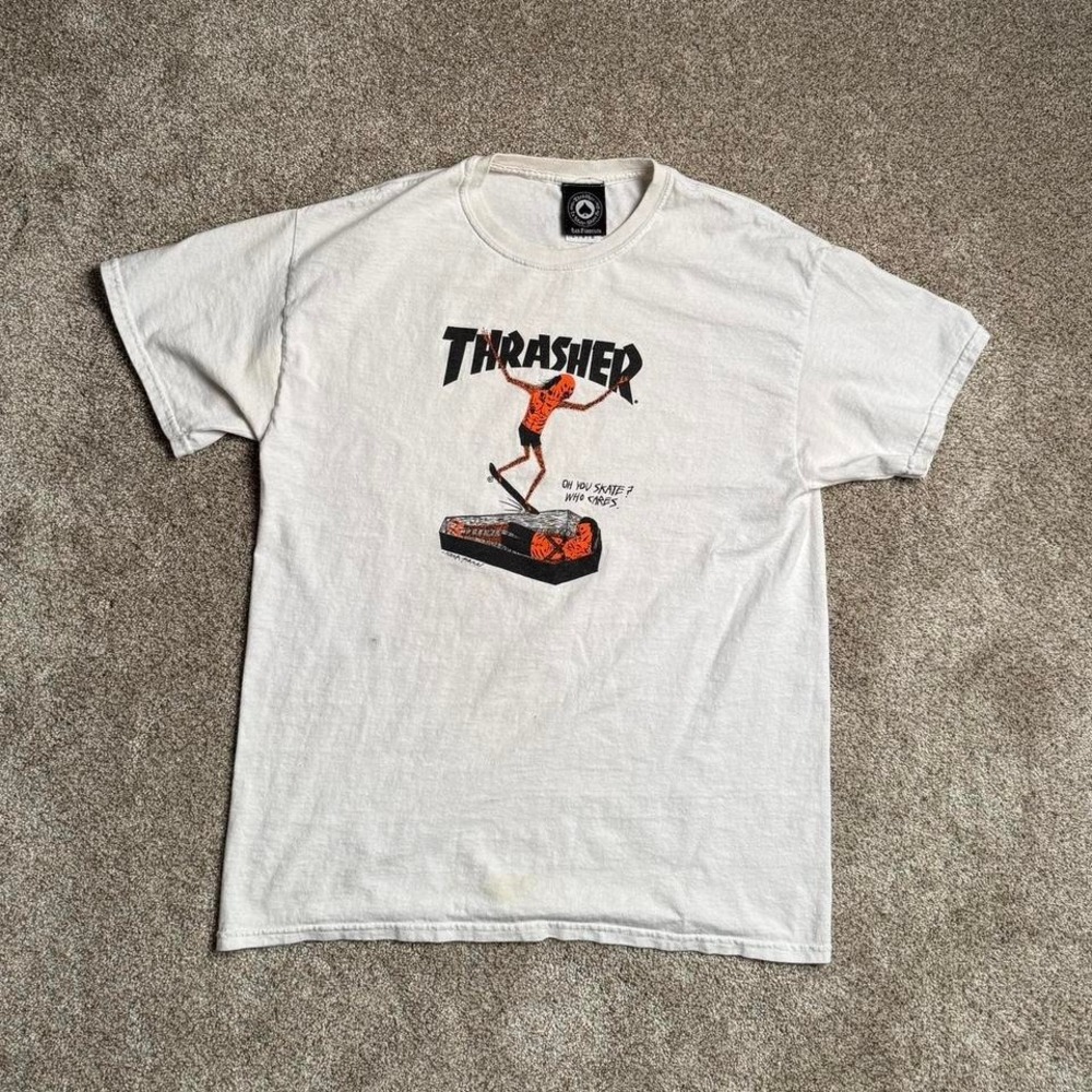 WHITE THRASHER NECKFACE "COFFIN" GRAPHIC TEE